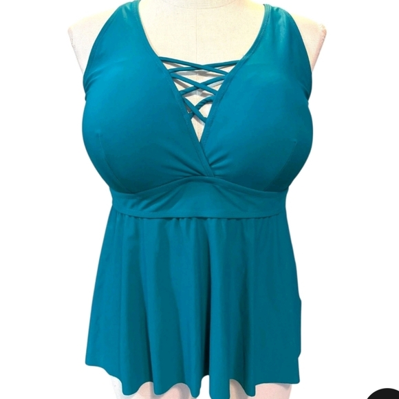 Torrid 6(6X) Wireless XO Triangle Padded Tankini Swim TOP ONLY - Picture 7 of 9